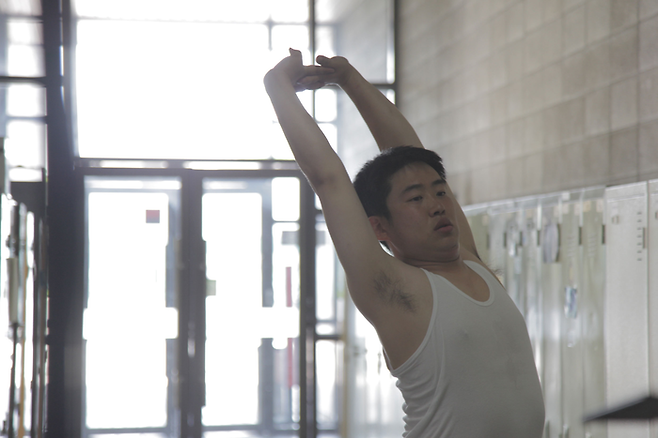 만섭이 몸을 풀고 있다. [광화문시네마]