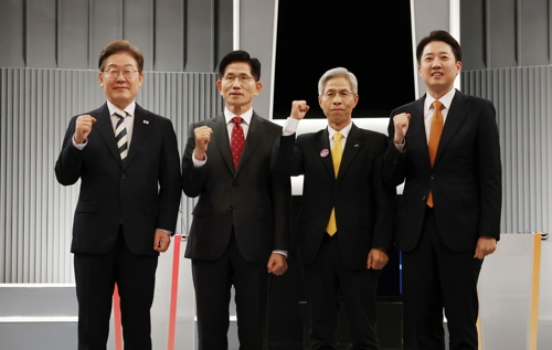 이재명 더불어민주당 대선 후보(왼쪽부터)·김문수 국민의힘 대선 후보·권영국 민주노동당 대선 후보·이준석 개혁신당 대선 후보가 지난 23일 서울 영등포구 여의도 KBS 스튜디오에서 열린 제21대 대선 2차 후보자 토론회 시작에 앞서 기념 촬영하고 있다. [사진 출처 = 국회사진기자단]