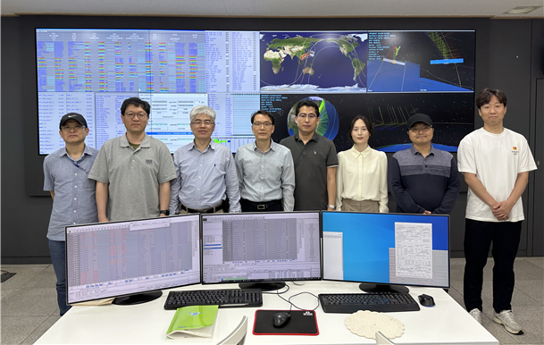 KAIST 지상국에서 찍은 우주연구원 차세대소형위성2호 연구진. [사진=KAIST]