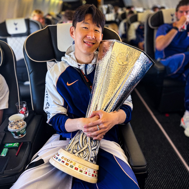 트로피를 품은 손흥민. 사진=토트넘 SNS