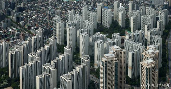 [서울=뉴시스] 김선웅 기자 = 4월 서울 강남권 아파트 전세가율(매매 대비 전세가 비율)이 역대 최저치를 기록했다 이는 지난 2월 토지거래허가구역(토허제) 일시 해제 여파로 강남권 아파트 매매가격이 전세가격에 비해 상대적으로 크게 오른 영향이다.  KB국민은행에 따르면 지난달 서울 아파트 매매가 대비 전세가 비율은 53.52%로 작년 5월(53.43%) 이후 11개월 만에 가장 낮은 수치다. 구별로는 강남구가 50.1%, 서초구 45.4%, 송파구 43.1%, 강동구 50.0%를 각각 기록했다. 6일 서울 강남권 아파트 단지의 모습. 2025.05.06. mangusta@newsis.com /사진=김선웅