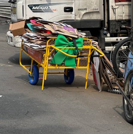 폐지 수집하는 노동자들의 삶. 100kg이 넘는 리어카를 끌고, 좁은 골목을 누비던 노인들을 위해 '보다 안전한 환경에서 일하게 할 방법이 있을까' 고민하던 이들이 있었다. 밤길에 위험하지 않게 색깔까지 고민한 이 노랑 리어카는, 녹색병원 노동환경건강연구소가 1년간 고민한 결과물이다./사진=녹색병원 제공