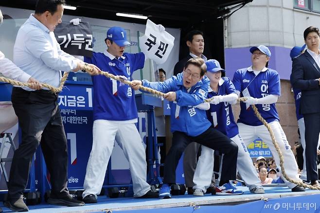 (당진=뉴스1) 안은나 기자 = 이재명 더불어민주당 대통령 후보가 캐스팅보트인 충청권 공략에 나선 25일 오후 충남 당진전통시장을 찾아 줄다리기 퍼포먼스를 하고 있다. 2025.5.25/뉴스1 Copyright (C) 뉴스1. All rights reserved. 무단 전재 및 재배포, AI학습 이용 금지. /사진=(당진=뉴스1) 안은나 기자