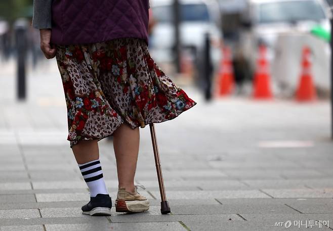 [서울=뉴시스] 김명년 기자 = 26일 오후 서울 서초구 동작대로 인근에서 열린 서초구치매안심센터 주최 실종 치매환자 발견 모의훈련에서 가상 치매환자가 길거리를 방황하고 있다. 2024.09.26. kmn@newsis.com /사진=김명년