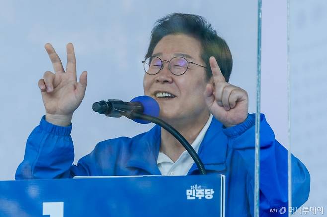 (당진=뉴스1) 안은나 기자 = 이재명 더불어민주당 대통령 후보가 캐스팅보트인 충청권 공략에 나선 25일 오후 충남 당진전통시장을 찾아 지지를 호소하고 있다. 2025.5.25/뉴스1  Copyright (C) 뉴스1. All rights reserved. 무단 전재 및 재배포,  AI학습 이용 금지. /사진=(당진=뉴스1) 안은나 기자