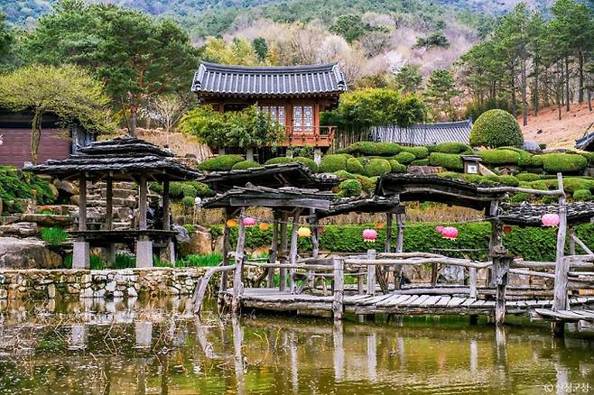 너도밤나무 다리가 고풍스러운 수선사. /사진=산청군