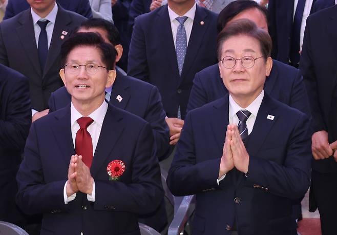 사진은 지난 5일 서울 종로구 조계사에서 열린 부처님오신날 봉축법요식에서 합장하는 김 후보(왼쪽), 이 후보의 모습. /사진=뉴시스