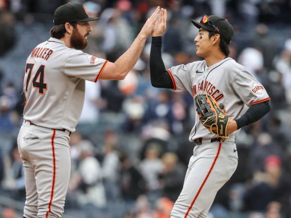 미국 메이저리그(MLB) 샌프란시스코 자이언츠 이정후가 3번 타자로 복귀했다. 사진은 샌프란시스코 자이언츠의 이정후가 지난달 13일(현지시간) 뉴욕의 양키 스타디움에서 열린 MLB 뉴욕 양키스와 경기를 승리한 뒤 투수 라이언 워커와 하이 파이브를 하고 있는 모습. /사진=로이