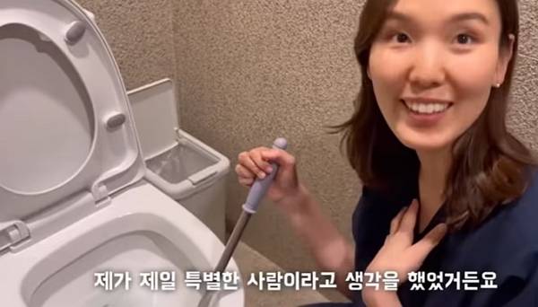 회계사를 그만두고 청소 아르바이트를 시작한 여성의 사연이 화제다. 사진은 회계사를 그만두고 청소 아르바이트를 시작한 이윤재씨의 모습. /사진=유튜브 채널 '나는 사장님' 캡처