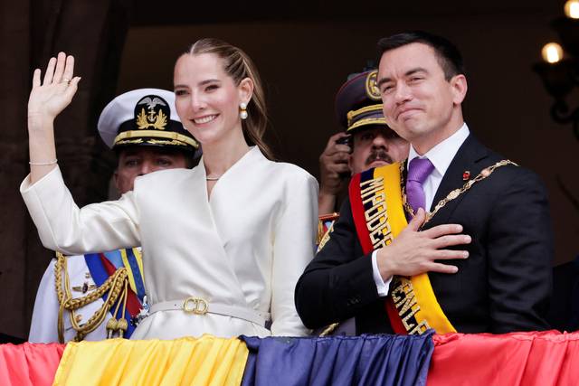 다니엘 노보아(오른쪽) 에콰도르 대통령이 24일(현지시간) 취임 직후 수도 키토에 있는 에콰도르 대통령궁 발코니에서 영부인 라비니아 발보네시와 함께 국민들에게 인사하고 있다. 로이터 연합뉴스