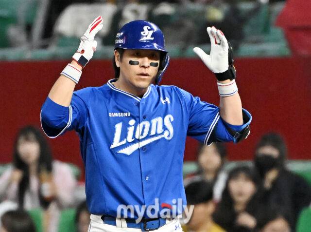 29일 오후 인천광역시 문학동 SSG랜더스필드에서 진행된 '2025 프로야구 KBO리그' SSG랜더스와 삼성라이온즈의 경기. 삼성 강민호가 4회초 2사 1루서 안타를 친 뒤 환호하고 있다./마이데일리