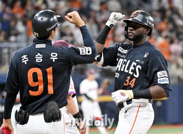 9일 오후 서울 고척동 고척스카이돔에서 진행된 '2025 프로야구 KBO리그' 키움히어로즈와 한화 이글스의 경기. 한화 플로리얼이 3회초 1사 1루서 안타를 친 뒤 환호하고 있다./마이데일리