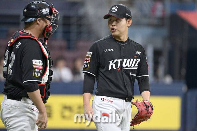 25일 서울 고척스카이돔에서 열린 '2025 신한 SOL BANK KBO리그' KT 위즈와 키움 히어로즈 경기. KT 선발 소형준(오른쪽)이 장성우 포수와 이야기를 나누고 있다./고척=한혁승 기자 hanfoto@mydaily.co.kr