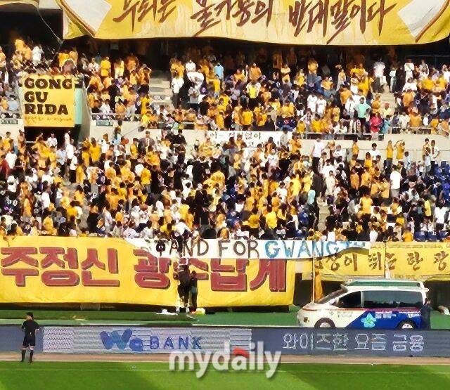 관중석에서 열사병 환자가 발생해 의료진이 사다리를 타고 올라가고 있다./광주=김건호 기자