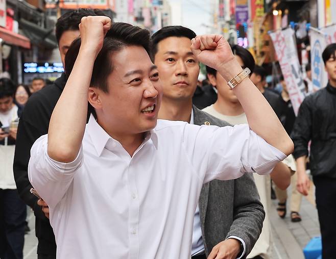 이준석 개혁신당 대선 후보가 24일 경기도 수원시 팔달구 수원역 로데오거리에서 시민들에게 인사하고 있다. [연합]