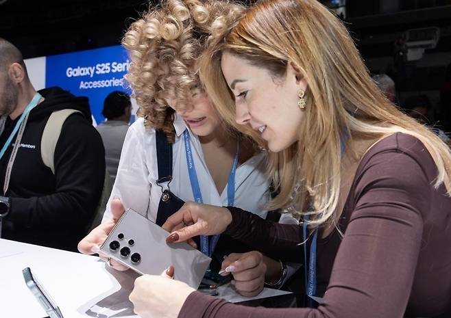 삼성 스마트폰을 미국 소비자들이 살펴보고 있다. [사진, 삼성전자]