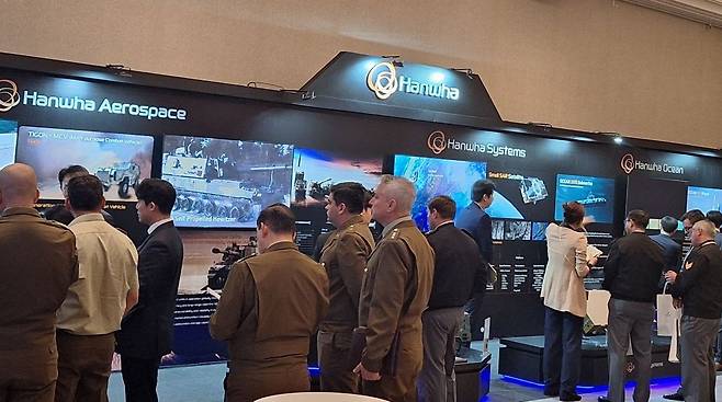 지난 4월 28일(현지시간) 칠레 산티아고에서 KOTRA와 주칠레 대한민국 대사관 주관으로 개최된 ‘Korea Defense Day 2025’에 행사에 마련된 한화 방산 3사 부스 전경. [한화에어로스페이스 제공]