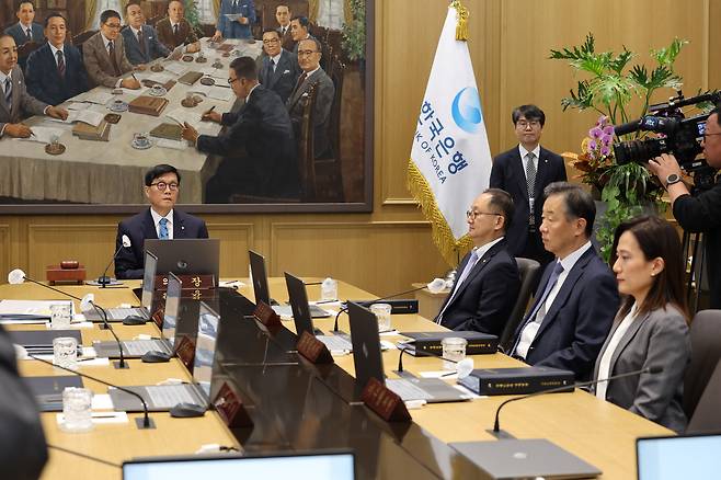 이창용 한국은행 총재가 지난달 17일 서울 중구 한국은행 본관에서 금융통화위원회 본회의를 주재하고 있다. [연합]