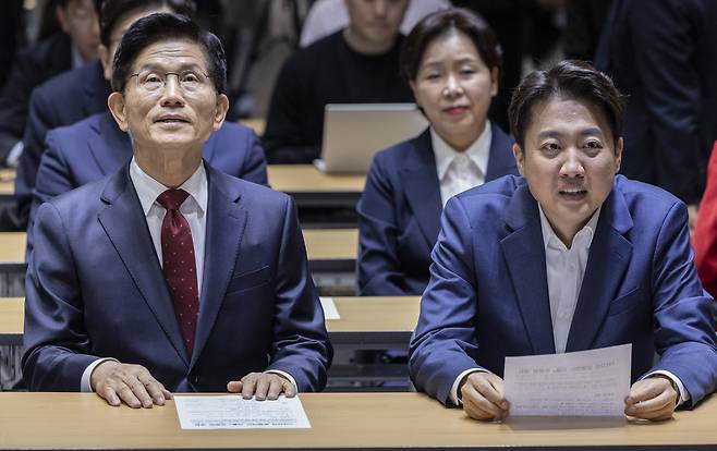 김문수 국민의힘 대선후보와 이준석 개혁신당 후보 단일화가 25일로 ‘1차 시한’을 넘겼다. 김 후보와 이 후보가 19일 서울시청에서 열린 ‘약자와 동행하는 서울 토론회’에 참석 오세훈 서울시장의 환영사를 듣고 있다. [연합]