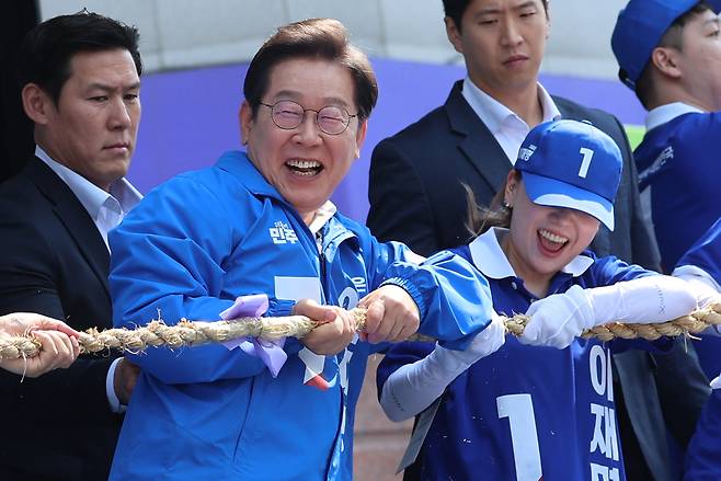 이재명 더불어민주당 대선후보가 25일 충남 당진시 당진전통시장에서 열린 유세에서 ‘국민편 대 기득권편 줄다리기’ 퍼포먼스를 하고 있다. [연합]