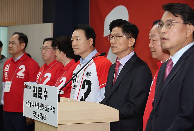 김문수 국민의힘 대선후보가 25일 충남 계룡시 계룡 병영체험관에서 국방공약을 발표하고 있다. [연합]