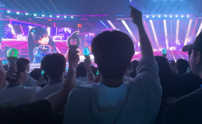 지난 17일 고척스카이돔에서 열린 ‘이세계 페스티벌 2025’에서 버츄얼 아이돌 ‘이세계 아이돌’의 공연을 보고 팬들이 환호하는 모습. [유튜브 김진아 갈무리]