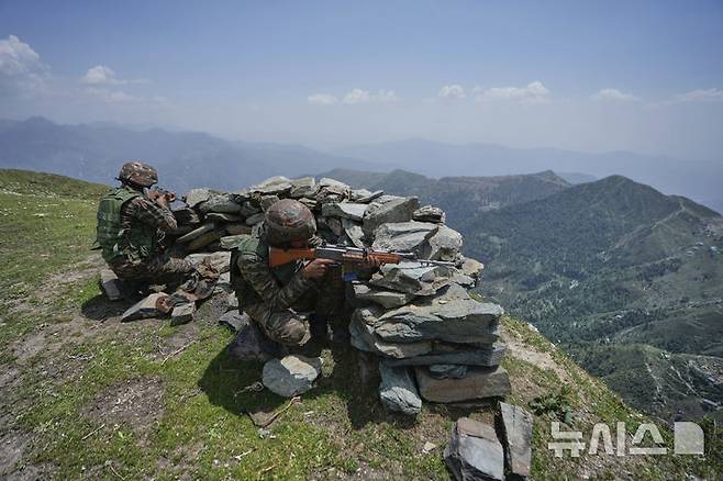 [푼치=AP/뉴시스]지난 20일(현지 시간) 인도-파키스탄 접경 실질통제선(LoC) 인근에서 언론 참관 행사가 열린 가운데 푼치 지역 전방 초소에서 인도 군인들이 경계 근무를 서고 있다. 2025.05.25.