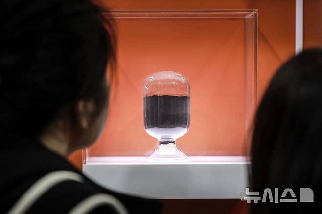 [서울=뉴시스] 정병혁 기자 = 지난 3월5일 서울 강남구 코엑스에서 열린 인터배터리 2025를 찾은 참관객들이 양극재를 살펴보고 있다. 2025.03.05. jhope@newsis.com