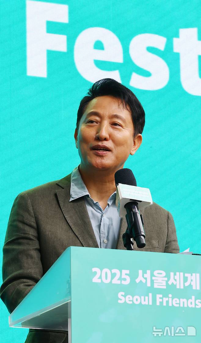 [서울=뉴시스] 박주성 기자 = 오세훈 서울시장이 24일 서울 동대문디자인플라자(DDP) 어울림 광장에서 열린 2025 서울세계도시문화축제 개막식에서 개회사를 하고 있다. 2025.05.24. park7691@newsis.com