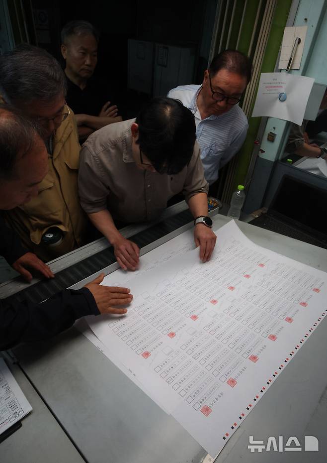 [파주=뉴시스] 김금보 기자 = 강화군선거관리위원회 직원이 25일 오전 경기도 파주시 갑우문화사에서 제21대 대통령 선거 투표용지를 검토하고 있다. 2025.05.25. kgb@newsis.com