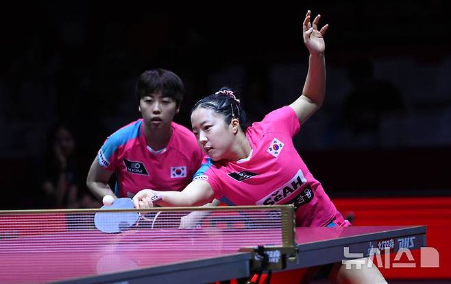 [서울=뉴시스] 사진공동취재단 = 신유빈, 유한나가 24일(현지시간) 카타르 도하 루사일 아레나에서 열린 2025 국제탁구연맹(ITTF) 세계선수권대회 여자복식 4강 소피아 폴차노바(오스트리아) - 베르나데트 소츠(루마니와)과 경기를 펼치고 있다.  2025.05.25  photo@newsis.com