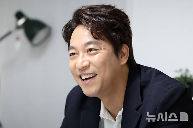 [서울=뉴시스] 박진희 기자 = 음악극 '노베첸토(NOVECENTO)' 배우 오만석이 지난 21일 서울 종로구 대학로에서 인터뷰를 하고 있다. ‘노베첸토’는 이탈리아 문학의 거장 ‘알레산드로 바리코’ 희곡을 원작으로 배우 1인과 재즈 피아니스트 1인이 무대 위에서 함께 공연하는 특별한 음악극으로, 33년간 배에서 내리지 않았던 피아니스트의 이야기이다. 2025.05.24. pak7130@newsis.com