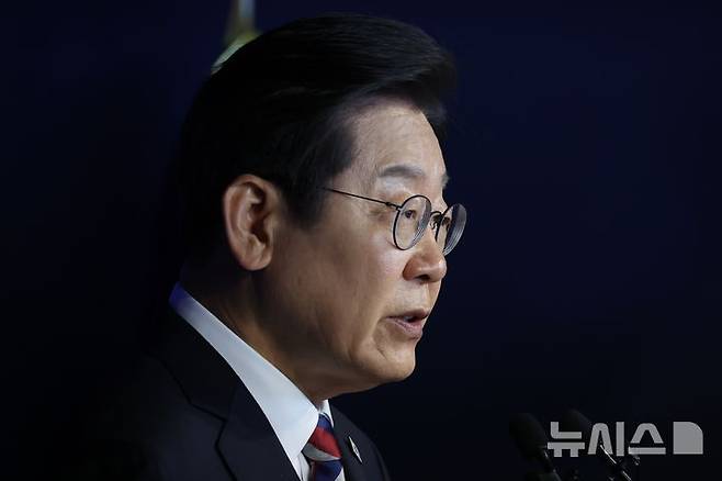 [서울=뉴시스] 고승민 기자 = 이재명 더불어민주당 대선 후보가 25일 서울 여의도 당사에서 기자간담회를 하고 있다. 2025.05.25. kkssmm99@newsis.com