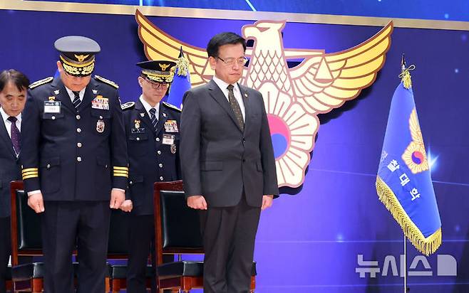 [아산=뉴시스] 조수정 기자 = 최상목 대통령 권한대행 부총리 겸 기획재정부 장관이 13일 충남 아산시 경찰대학에서 열린 2025년 신임경찰 경위·경감 임용식에서 묵념하고 있다. 2025.03.13. chocrystal@newsis.com