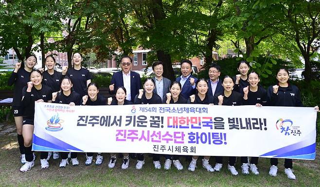 [진주=뉴시스]조규일 진주시장, 제54회 전국소년체육대회 경기장 격려 방문.(사진=진주시 제공).2025.05.25.photo@newsis.com *재판매 및 DB 금지