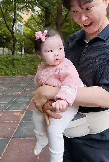 [서울=뉴시스] 박수홍과 딸의 모습. (사진=유튜브 채널 '박수홍 행복해다홍' 캡처) 2025.05.25 photo@newsis.com  *재판매 및 DB 금지