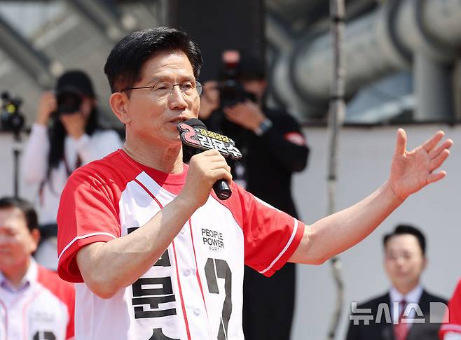 [보령=뉴시스] 권창회 기자 = 김문수 국민의힘 대선 후보가 25일 오전 충남 보령군 대천역 광장에서 열린 집중유세에서 지지호소를 하고 있다. (공동취재) 2025.05.25. photo@newsis.com