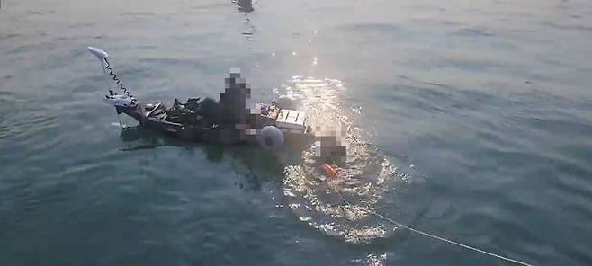 [태안=뉴시스] 25일 오전 7시36분께 충남 태안군 근흥면 가의도 동쪽 1㎞ 떨어진 바다에서 카약 타다 바다에 빠진 A(30대)씨가 해경에 의해 구조되고 있다. (사진=태안해양경찰서 제공) 2025.05.25. photo@newsis.com *재판매 및 DB 금지