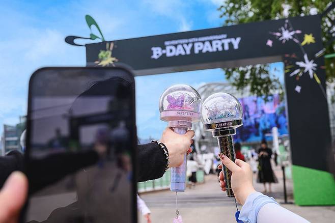 [서울=뉴시스] 대세 그룹 '세븐틴'의 데뷔 10주년을 기념한 대형 오프라인 이벤트 '비-데이 파티(B-DAY PARTY)'가 지난 23일부터 25일까지 서울 세빛섬 일대에서 열린다. 사진은 캐럿이 든 응원봉 모습. (사진 = 플레디스 엔터테인먼트 제공) 2025.05.25. photo@newsis.com *재판매 및 DB 금지