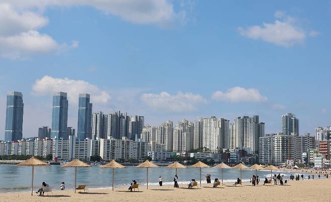 모처럼 맑은 날씨를 보인 25일 부산 수영구 광안리해수욕장에 산책 나온 관광객들과 시민들이 휴일 바다의 정취를 즐기고 있다. 연합뉴스