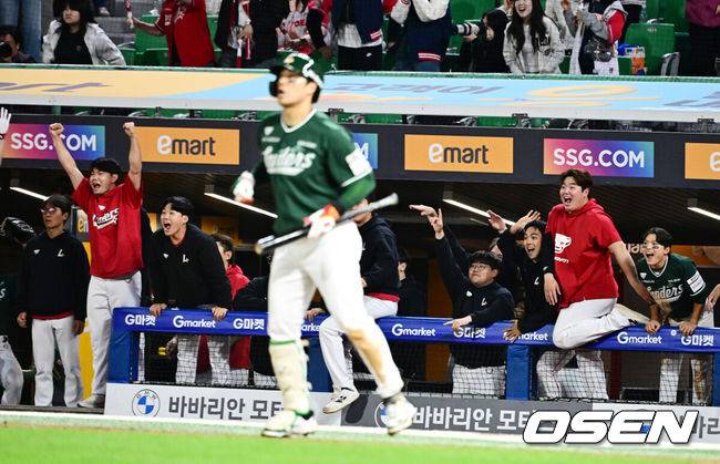 [OSEN=인천, 지형준 기자] 프로야구&nbsp;SSG 랜더스가&nbsp;LG 트윈스에 짜릿한 끝내기 승리를 거뒀다.SSG는 24일 인천 SSG랜더스필드에서 열린 2025 KBO리그 LG와 경기에서 9회 한유섬의 끝내기 안타로 5-4 승리했다.SSG 한유섬이 끝내기 안타를 날리자 더그아웃의 동료선수들이 기뻐하고 있다. 025.05.24 /jpnews@osen.co.kr