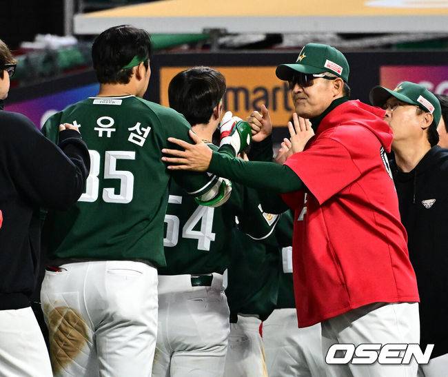 [OSEN=인천, 지형준 기자] 프로야구&nbsp;SSG 랜더스가&nbsp;LG 트윈스에 짜릿한 끝내기 승리를 거뒀다.SSG는 24일 인천 SSG랜더스필드에서 열린 2025 KBO리그 LG와 경기에서 9회 한유섬의 끝내기 안타로 5-4 승리했다.SSG 이숭용 감독이 끝내기 안타를 날린 한유섬과 승리를 기뻐하고 있다. 025.05.24 /jpnews@osen.co.kr