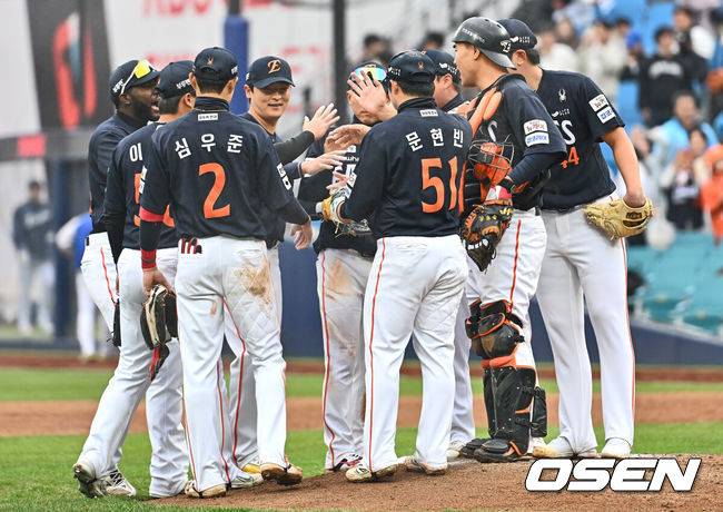 [OSEN=대구, 이석우 기자] 5일 대구삼성라이온즈파크에서 2025 신한 SOL 뱅크 KBO 리그 삼성 라이온즈와 한화 이글스의 경기가 열렸다. 한화 선수들이 7-6 승리를 확정한 후 기쁨을 나누고 있다. 2025.04.05 / foto0307@osen.co.kr