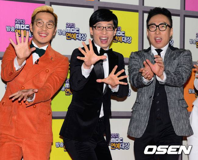 [OSEN=민경훈 기자] 29일 오후 서울 여의도 MBC 로비에서 2013 MBC 방송연예대상의 포토월 행사에서 무한도전 팀이 포토타임을 갖고 있다.김수로, 김구라, 소이현의 진행으로 열리는 '2013 MBC 방송연예대상'(연출 정윤정)에서 올 한 해 MBC 예능에서 활약했던 스타들이 총출동한다.이와 함께 박명수, 구라용팝, 형용돈죵의 무대 등 다양한 축하무대가 예고돼 시청자들의 눈과 귀를 사로잡을 것으로 예상된다.2012 MBC 방송연예대상 대상 수상자인 박명수가 화려한 축하무대를 펼치며 김구라와 크레용팝이 '구라용팝'으로 축하무대를 펼친다.일밤의 '아빠 어디가', '진짜 사나이'와 '우리 결혼했어요' '무한도전' '황금어장-라디오스타' '나 혼자 산다' 등 한 해 동안 화려하게 빛났던 MBC 예능이었던 것만큼, 명예의 대상을 놓고 치열한 수상대결이 펼쳐질 것으로 전망된다. 또한 '최고의 MBC 예능 프로그램' 못지않게 눈길을 끄는 시상 부분은 바로 '베스트 커플상'으로 '베스트 커플상' 후보에는 '아빠 어디가'의 윤후-송지아와 '무한도전'의 형용돈죵 정형돈-지드래곤, '진짜 사나이'의 류수영-박형식, '우리 결혼했어요'에서 현재 출연 중인 태민-손나은, 정준영-정유미, 윤한-이소연 커플이 후보로 올라가 있다. / rumi@osen.co.kr