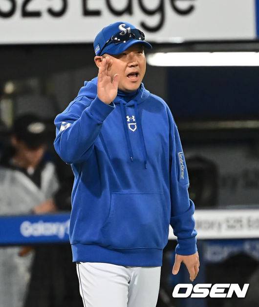 [OSEN=대구, 이석우 기자] 24일 대구삼성라이온즈파크에서 2025 신한 SOL 뱅크 KBO 리그 삼성 라이온즈와 KIA 타이거즈의 경기가 열렸다. 홈팀 삼성은 이승현이, 방문팀 KIA는 김도현이 선발 출전했다. 삼성 라이온즈 박진만 감독이 KIA 타이거즈에 8-4로 승리한 후 선수들과 하이파이브를 하고 있다. 2025.05.24 / foto0307@osen.co.kr