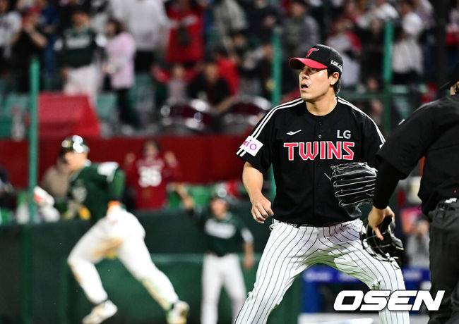 [OSEN=인천, 지형준 기자] 프로야구&nbsp;SSG 랜더스가&nbsp;LG 트윈스에 짜릿한 끝내기 승리를 거뒀다.SSG는 24일 인천 SSG랜더스필드에서 열린 2025 KBO리그 LG와 경기에서 9회 한유섬의 끝내기 안타로 5-4 승리했다.LG 김진성이 SSG 한유섬의 끝내기 타구를 바라보고 있다. 025.05.24 /jpnews@osen.co.kr