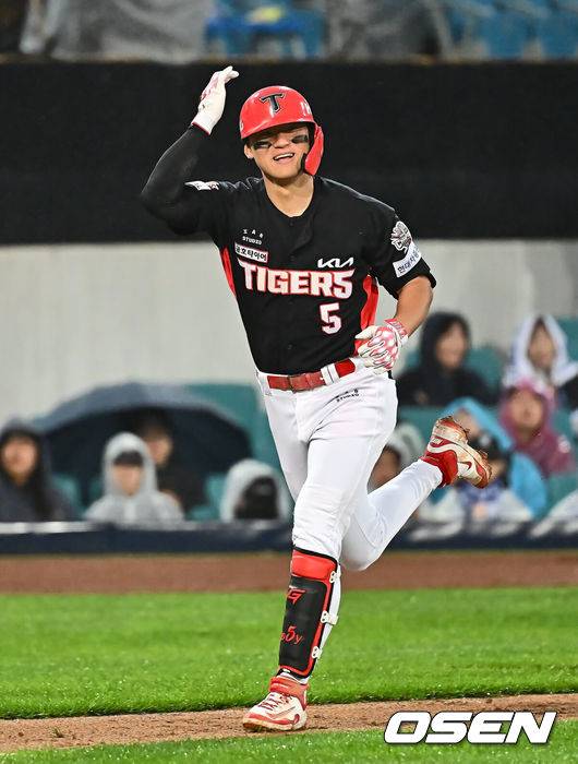 [OSEN=대구, 이석우 기자] 24일 대구삼성라이온즈파크에서 2025 신한 SOL 뱅크 KBO 리그 삼성 라이온즈와 KIA 타이거즈의 경기가 열렸다. 홈팀 삼성은 이승현이, 방문팀 KIA는 김도현이 선발 출전했다. KIA 타이거즈 김도영이 7회초 2사 좌월 솔로 홈런을 치고 세리머니를 하고 있다. 2025.05.24 / foto0307@osen.co.kr