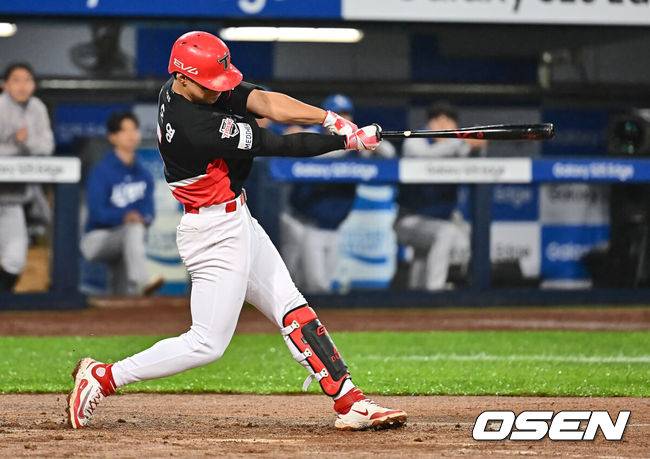 [OSEN=대구, 이석우 기자] 24일 대구삼성라이온즈파크에서 2025 신한 SOL 뱅크 KBO 리그 삼성 라이온즈와 KIA 타이거즈의 경기가 열렸다. 홈팀 삼성은 이승현이, 방문팀 KIA는 김도현이 선발 출전했다. KIA 타이거즈 김도영이 7회초 2사 좌월 솔로 홈런을 치고 있다. 2025.05.24 / foto0307@osen.co.kr