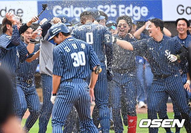 [OSEN=대구, 이석우 기자] 25일 대구삼성라이온즈파크에서 2025 신한 SOL 뱅크 KBO 리그 삼성 라이온즈와 KIA 타이거즈의 경기가 열렸다. 홈팀 삼성은 원태인이, 방문팀 KIA는 윤영철이 선발 출전했다. 삼성 라이온즈 디아즈가 9회말 끝내기 홈런을 치고 선수들의 축하를 받고 있다. 2025.05.25 / foto0307@osen.co.kr