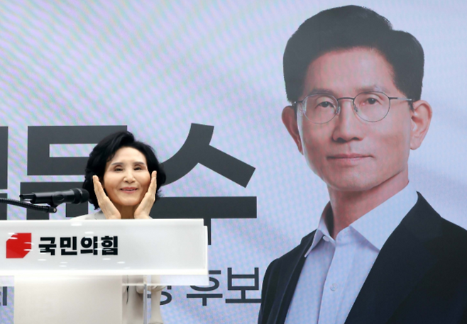 국민의힘 김문수 대선후보 배우자 설난영 여사가 지난 21일 서울 여의도 중앙당사에서 열린 정정당당여성본부 필승결의대회에서 인사말을 하기에 앞서 포즈를 취하고 있다. 연합뉴스
